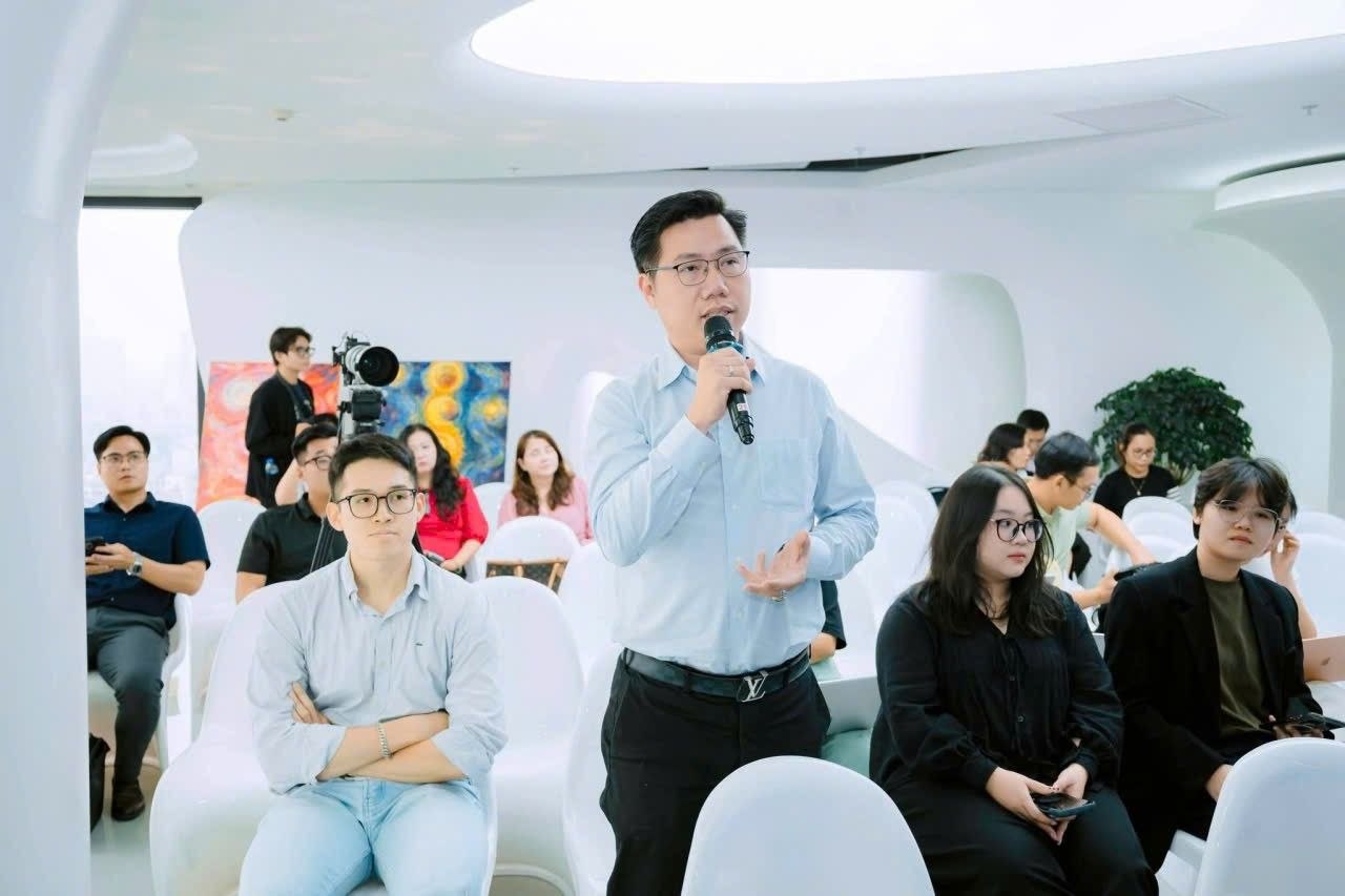 Tuấn Silver chia sẻ tại buổi đào tạo, tương tác cùng học viên